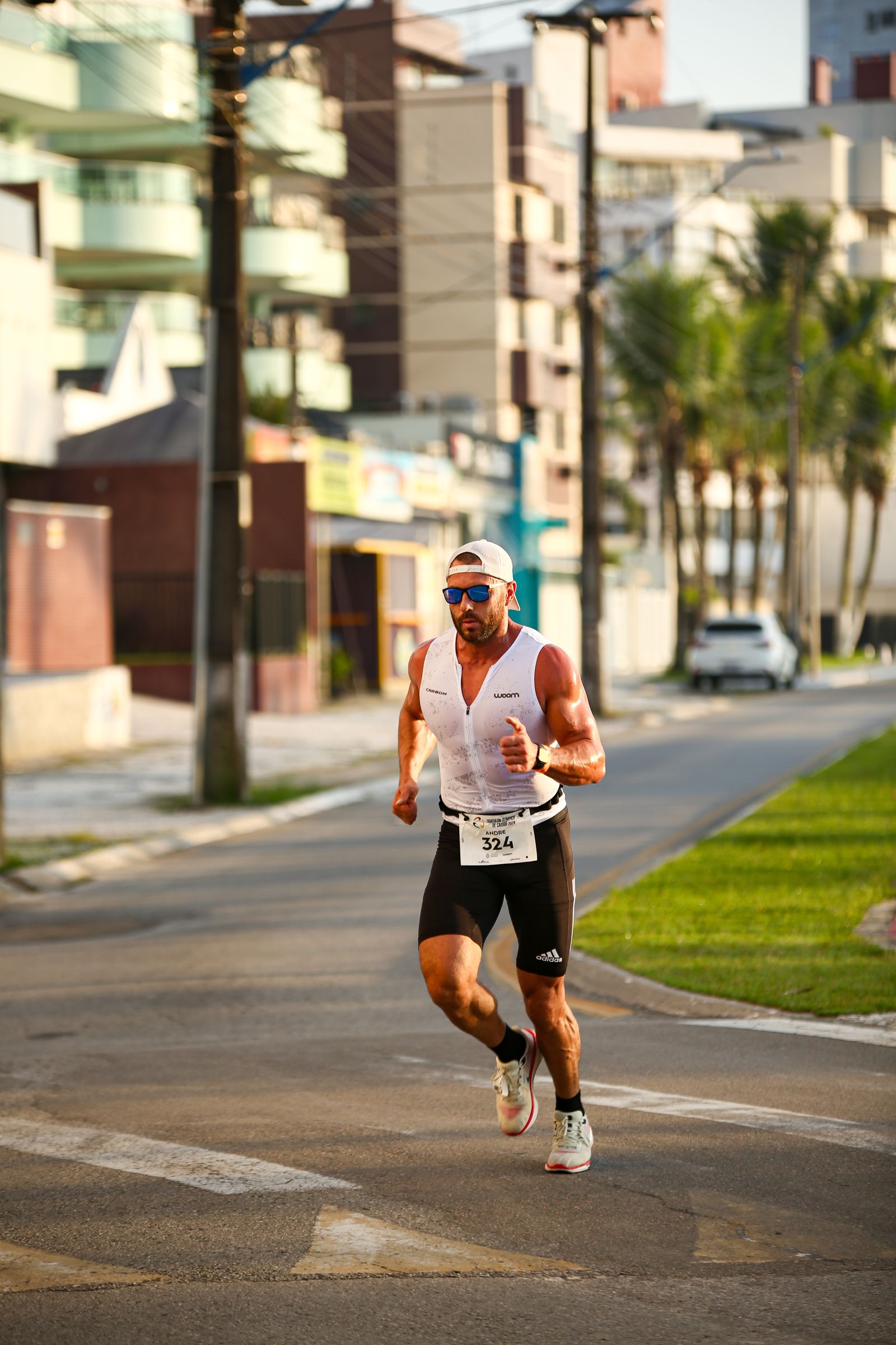 Triathlète sur la partie course à pied d'un triathlon