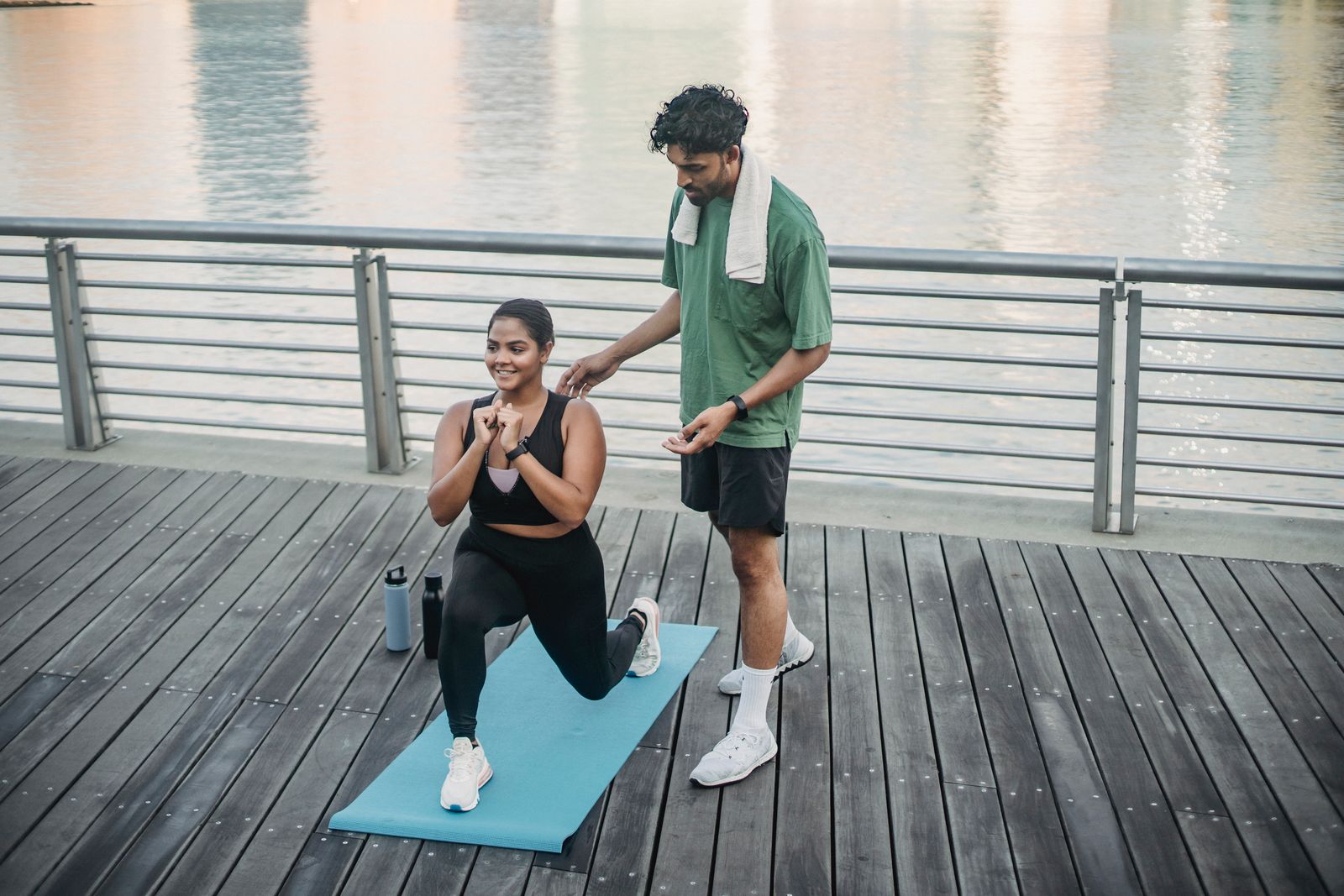 Séance de coaching sportif en extérieur, remise en forme avec un coach