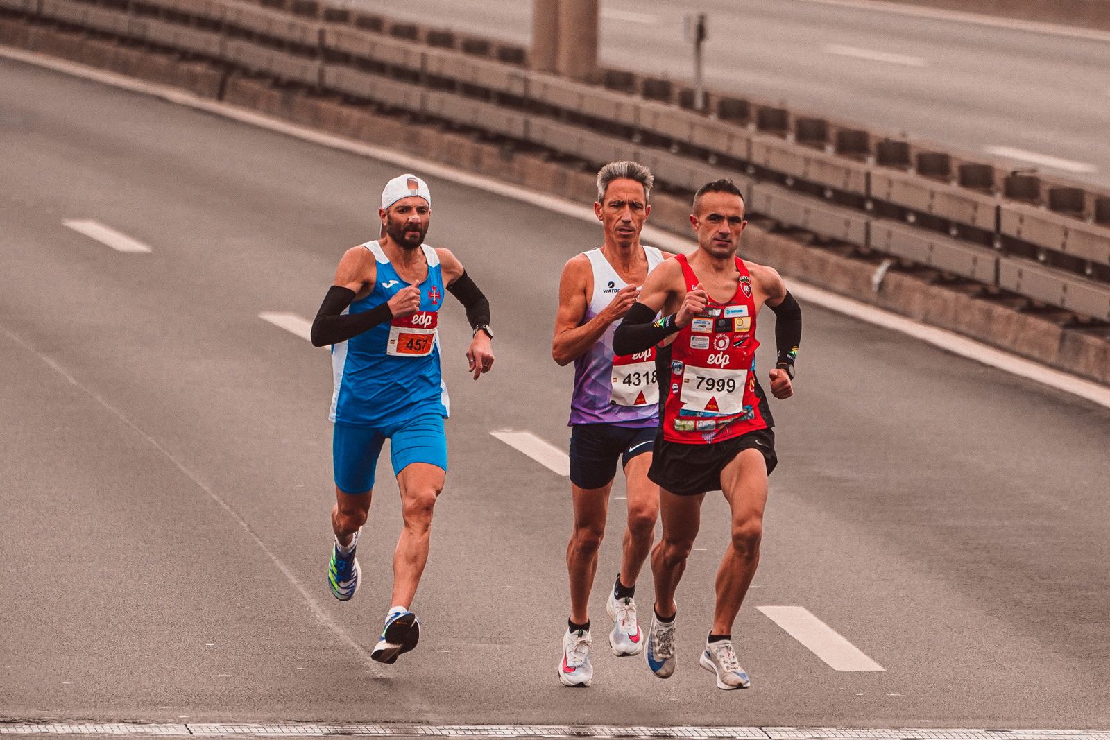 Coureurs sur route pendant une course, préparation semi-marathon et marathon