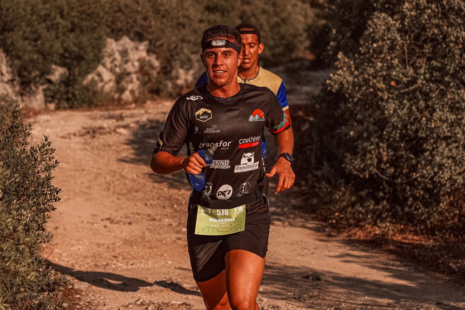 Traileur en course sur un sentier de montagne, préparation trail et ultra-trail