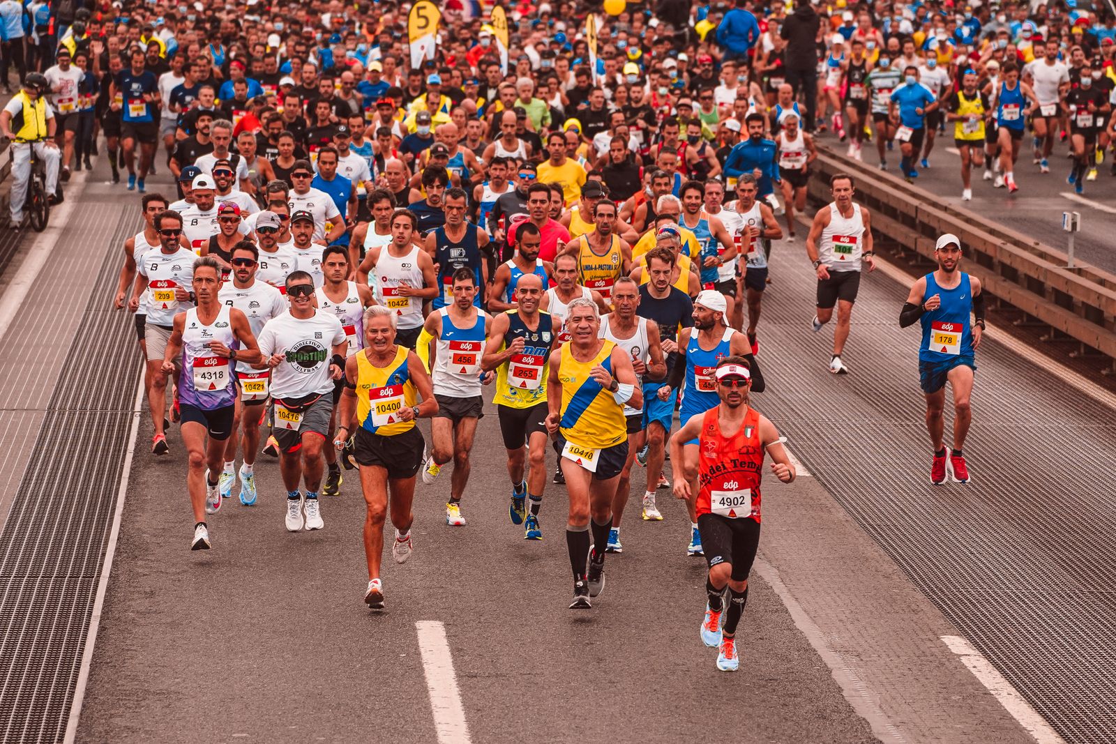 Départ d'un marathon sur route avec de nombreux coureurs